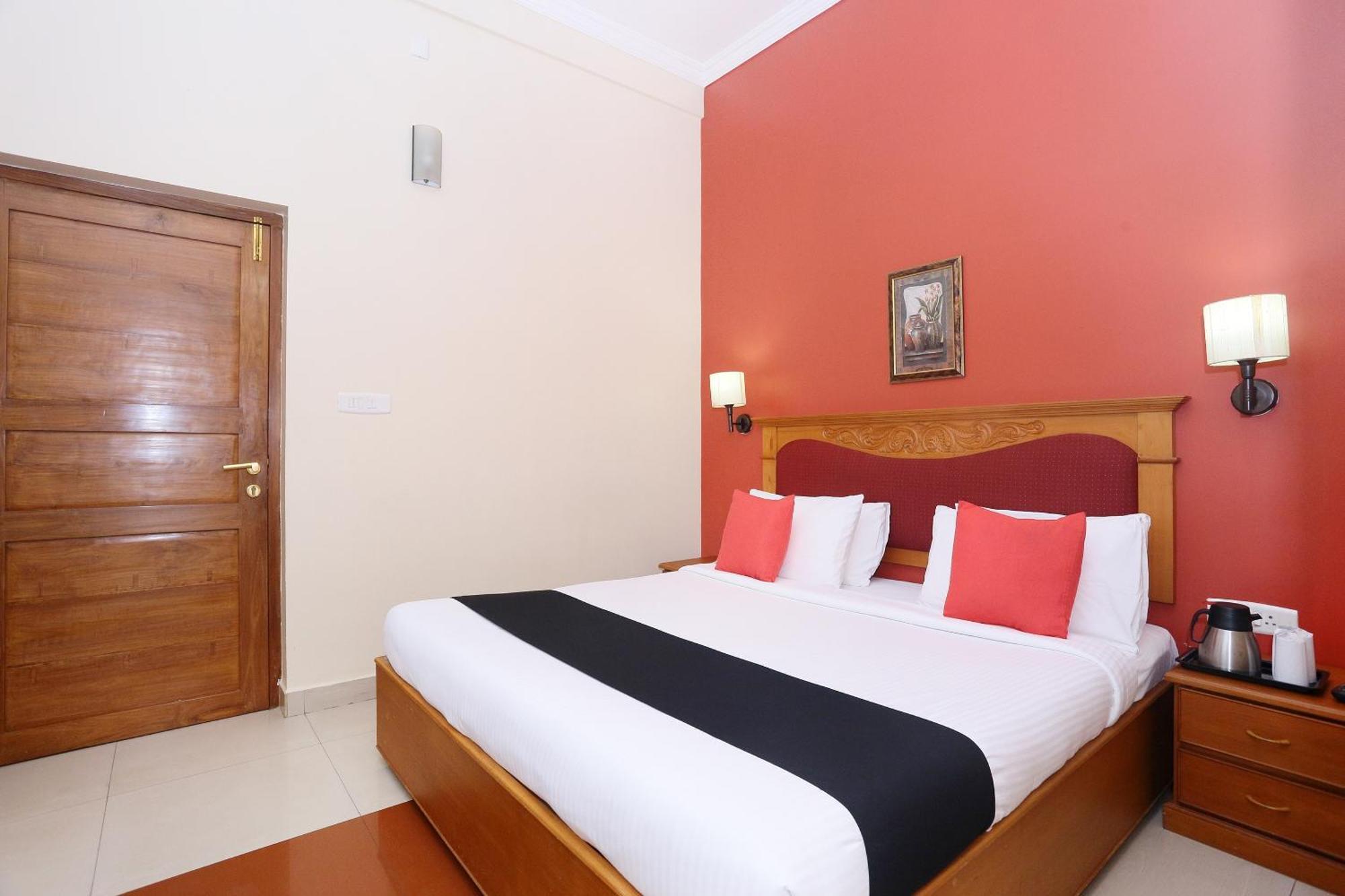 Capital O 45944 Club 7 Hotell Tiruvalla Eksteriør bilde