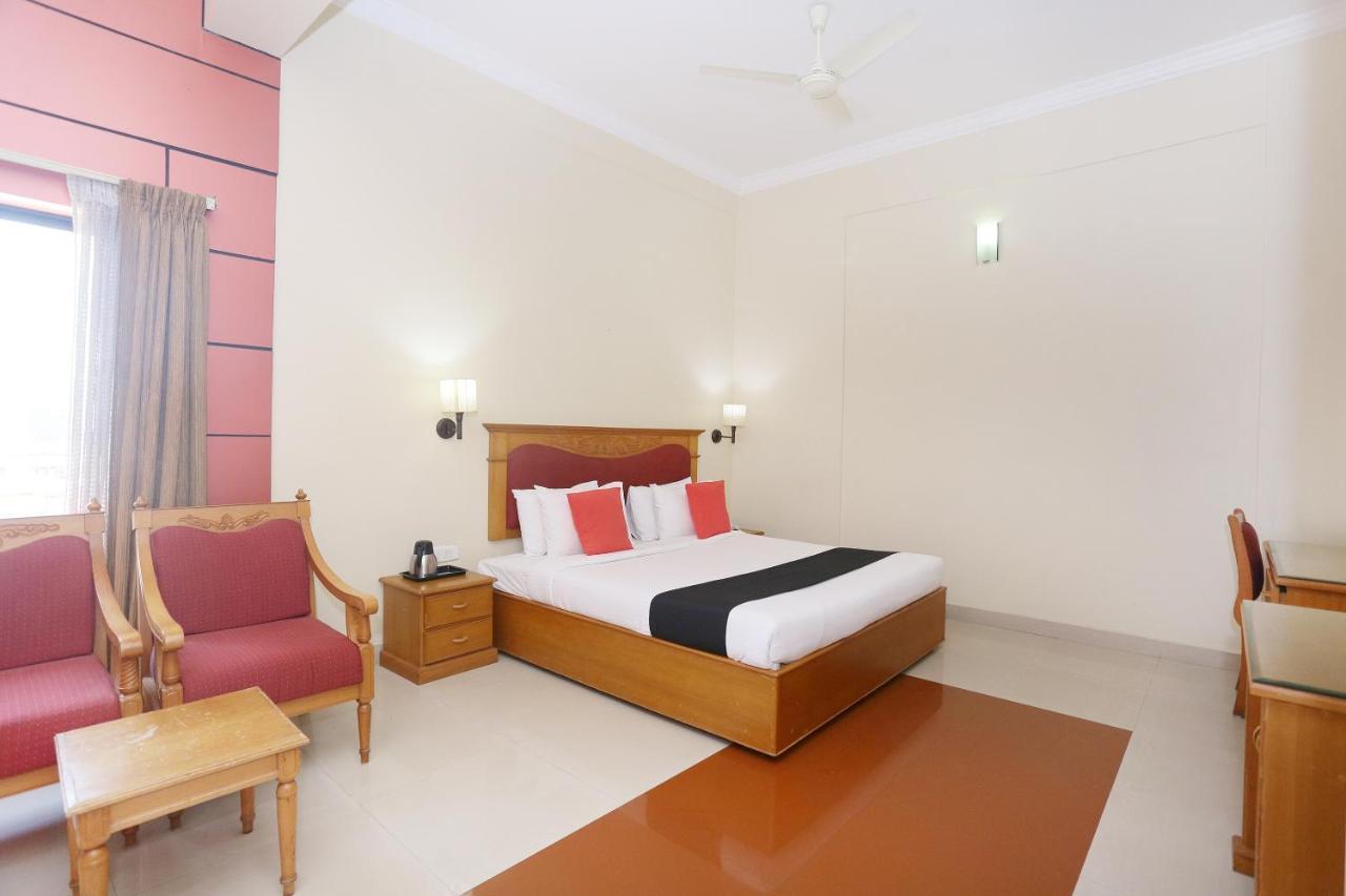 Capital O 45944 Club 7 Hotell Tiruvalla Eksteriør bilde
