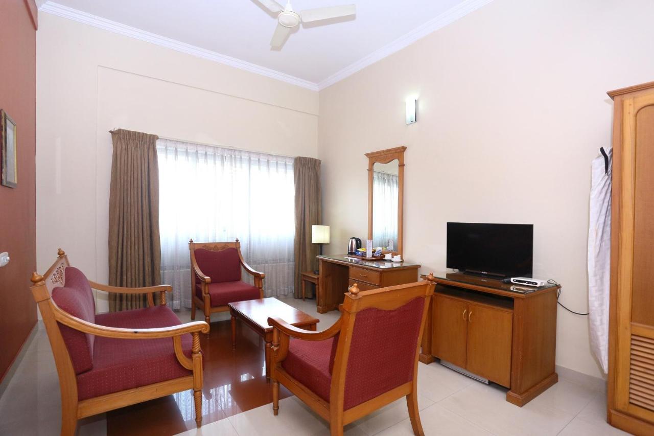 Capital O 45944 Club 7 Hotell Tiruvalla Eksteriør bilde