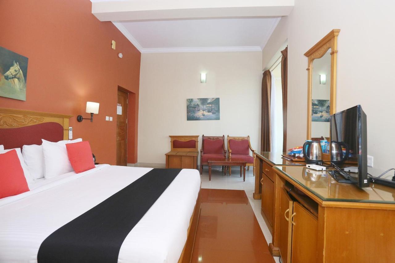 Capital O 45944 Club 7 Hotell Tiruvalla Eksteriør bilde