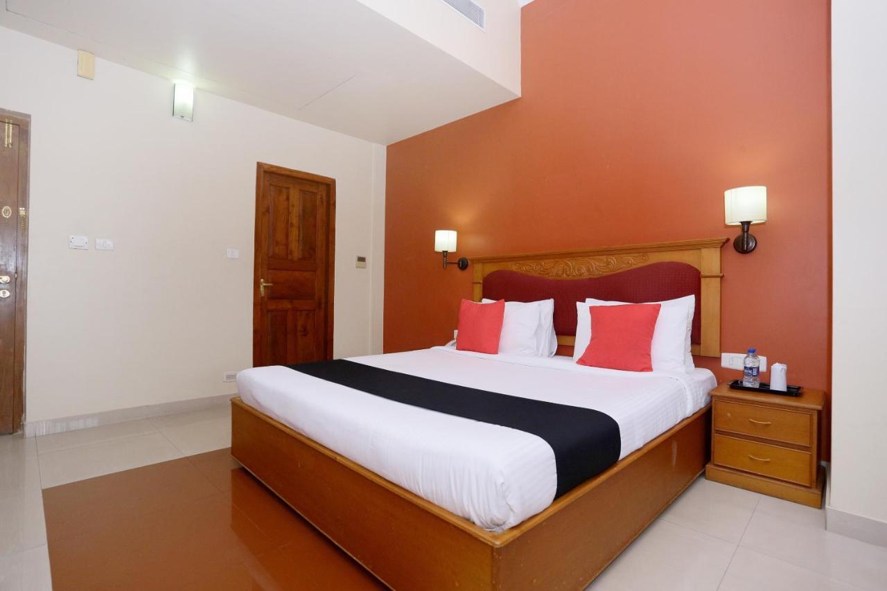 Capital O 45944 Club 7 Hotell Tiruvalla Eksteriør bilde